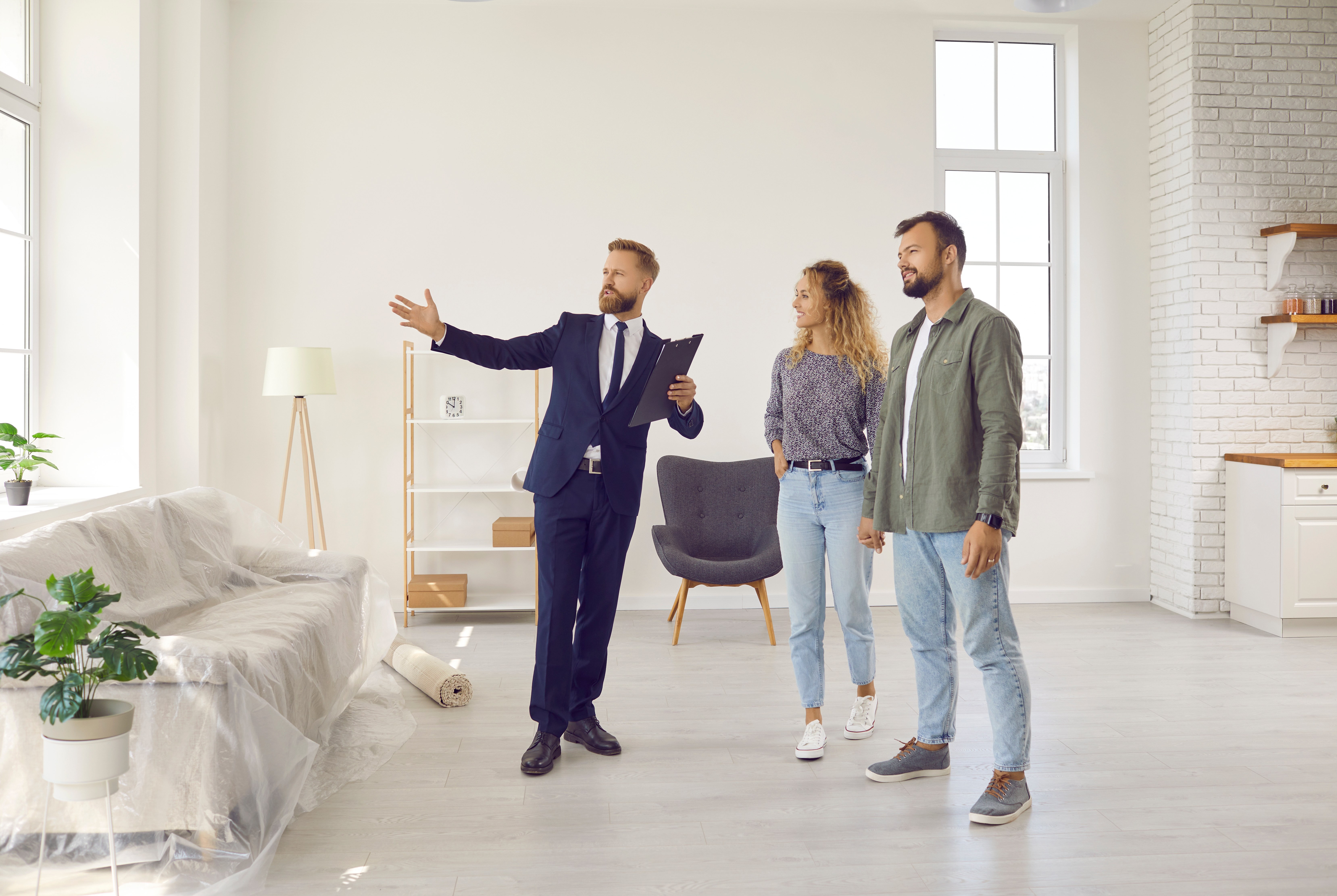 Realtor,Or,Real,Estate,Agent,Giving,Potential,Buyers,Or,Tenants